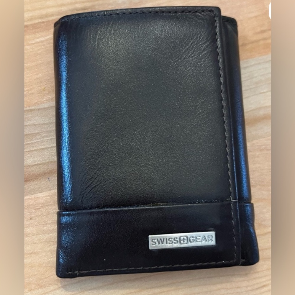 NWT  Swiss Gear Black Leather Wallet Lucerne Trifold